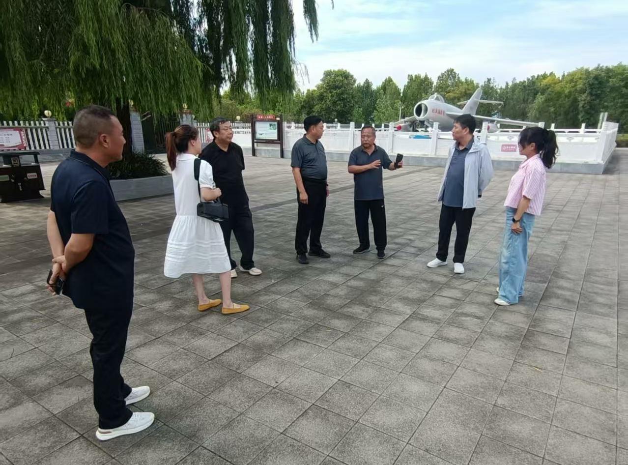 6、在杜凤瑞烈士战机前交谈(1)